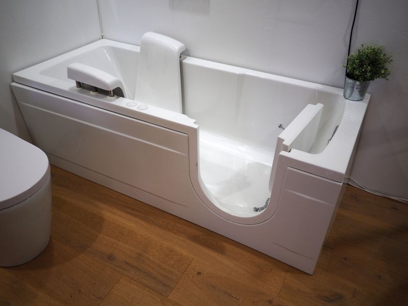 Accessible Tub with Seating